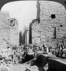 Scavi di un viale verso il Tempio di Karnak, Tebe, Egitto, 1905 da Underwood and Underwood