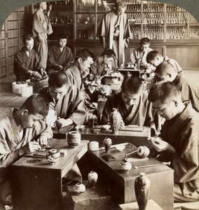 Operai esperti che creano disegni in cloisonné, Kyoto, Giappone, 1904 da Underwood and Underwood