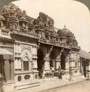 Ornamentazione finemente scolpita di un tempio indù-buddista, Colombo, Ceylon, 1902 da Underwood and Underwood