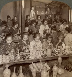 Ragazze di fabbrica che decorano ceramiche economiche per i mercati esteri, Kyoto, Giappone, 1904 da Underwood and Underwood