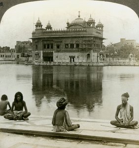 Fachiri ad Amritsar, guardando a sud attraverso il Serbatoio Sacro verso il Tempio d