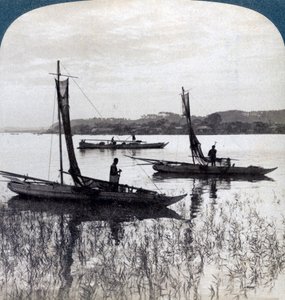 Barche da pesca che tornano a casa al tramonto, vicino a Yokohama, Giappone da Underwood and Underwood