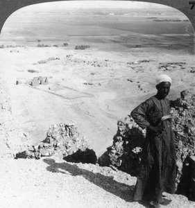 Dalle alte scogliere di Der-el-Bahri attraverso la pianura fino a Luxor, Tebe, Egitto, 1905 da Underwood and Underwood