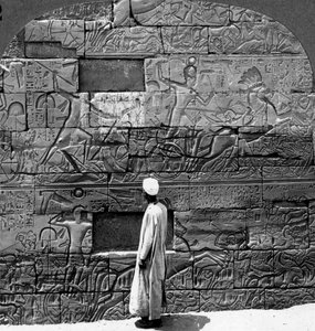 Grandi rilievi di guerra scolpiti nel muro del Tempio di Karnak, Tebe, Egitto, 1905 da Underwood and Underwood