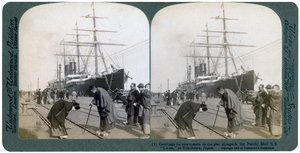 Saluto ai nuovi arrivati sul molo accanto al Pacific Mail SS China, Yokohama, Giappone da Underwood and Underwood