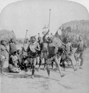 Sport eroici del Kraal, una danza di guerra Zulu, Zululand, Sudafrica, 1901 da Underwood and Underwood