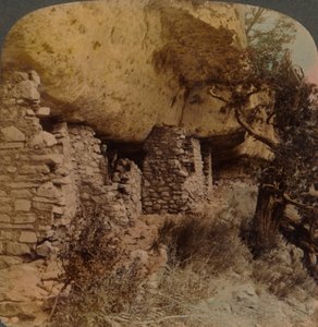 Case di una razza scomparsa - Abitazioni rupestri nel Walnut Canyon, Arizona, 1903 da Underwood and Underwood