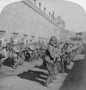 Ispezione del reggimento Cheshire nel forte di Johannesburg, Guerra Boera, Sudafrica da Underwood and Underwood