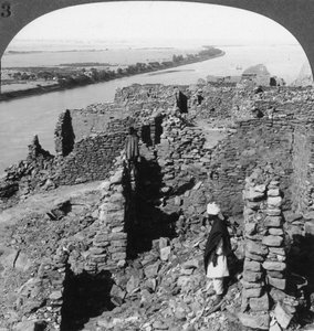 Kasr Qasr Ibrim e una vista sul Nilo in Nubia, Egitto da Underwood and Underwood