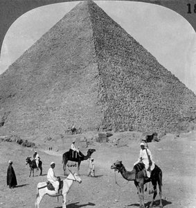 Tomba di Cheope, la Grande Piramide di Giza, Egitto da Underwood and Underwood