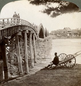Ponte Kintai sul fiume Nishiki a Iwakuni, vista verso nord, Giappone, 1904 da Underwood and Underwood