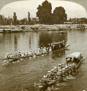 Lady Curzon in viaggio sulla barca di stato del Maharaja, Kashmir, India, c1900 da Underwood and Underwood
