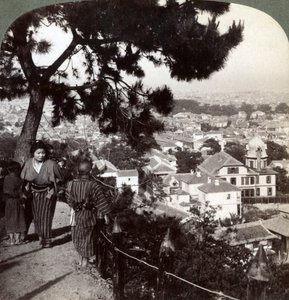 Vista verso sud-est dalle alture coronate di pini di Suwa-yama su Kobe, Giappone, 1904 da Underwood and Underwood