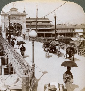 Guardando a ovest sul fiume Kamo Kamogawa al ponte Shijo, Kyoto, Giappone, 1904 da Underwood and Underwood