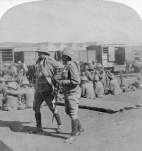 Lord Kitchener e il generale Pole-Carew alla stazione ferroviaria di Pretoria, Sudafrica, 5 giugno 1901 da Underwood and Underwood