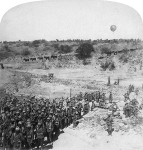 Fanteria di Lord Roberts che attraversa il fiume Zand, Sudafrica, 1900 da Underwood and Underwood
