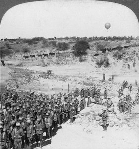 La fanteria di Lord Roberts attraversa il fiume Zand, Sudafrica, c1900s da Underwood and Underwood