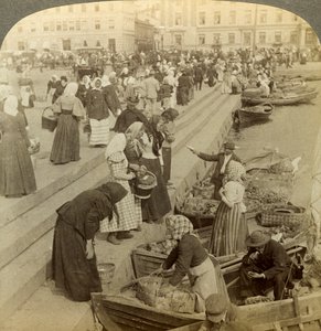 Barche del mercato, Helsinki, Finlandia da Underwood and Underwood