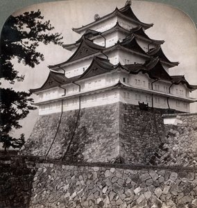 Castello medievale con fossato dei principi giapponesi, occasionalmente usato dal Mikado Nagoya, Giappone da Underwood and Underwood