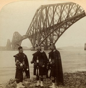 Uomini in abiti delle Highlands davanti al ponte di Forth, Scozia da Underwood and Underwood