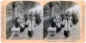 Bambini della missione, con una piccola ragazza americana, Canton, Cina, 1900 da Underwood and Underwood