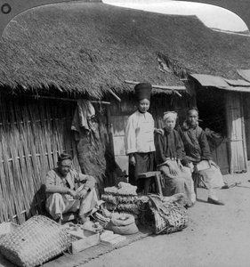 Negozio nativo e clienti, vicino a Mogok, nord della Birmania, c1900s da Underwood and Underwood