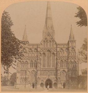 Facciata nord-ovest della grande cattedrale gotica di Salisbury fondata nel 1220, Inghilterra, 1900 da Underwood and Underwood