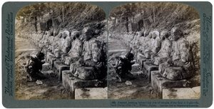 Contadino che prega davanti a una fila di statue del Dio della Luce, fiume Daiya, Nikko, Giappone da Underwood and Underwood