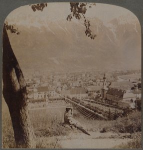 Pittoresca Innsbruck, la capitale del Tirolo, Austria - Sotto le severe Alpi bavaresi, 1898 da Underwood and Underwood