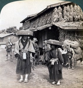 Pellegrini mendicanti che battono piccoli gong, vicino al Lago Kawaguchi, Giappone, 1904 da Underwood and Underwood