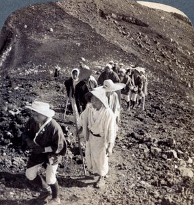 Pellegrini alla fine della loro salita del Monte Fuji Fujiyama, Giappone, 1904 da Underwood and Underwood