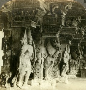 Colonne di un tempio indù, Madurai, India, c1900