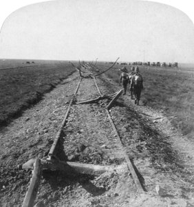 Ingegneri reali che riparano una ferrovia distrutta dai Boeri, Kroonstad, Sudafrica, 1900 da Underwood and Underwood