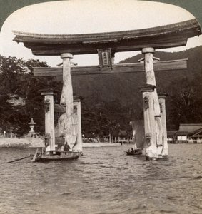 Portale sacro torii che emerge dal mare, Santuario di Itsukushima, Isola di Miyajima, Giappone, 1904