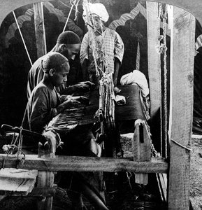 Tessitori di scialli, Kashmir, India, c1900s da Underwood and Underwood