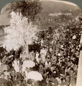Processione shintoista che trasporta oggetti sacri su un ponte verso il Museo Imperiale, Kyoto, Giappone