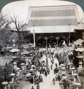 Fronte sud del tempio di Asakusa, Tokyo, Giappone, 1904 da Underwood and Underwood