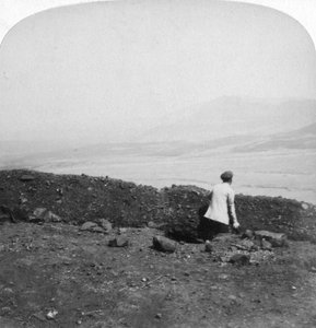 Spion Kop, da una trincea boera su Krantz Kloot, Sudafrica, 1901 da Underwood and Underwood