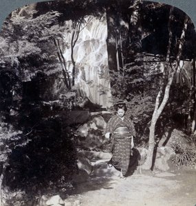 Acque spruzzanti di una cascata a Yumoto, Giappone, 1904