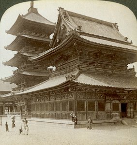 Splendore maestoso del Tempio Shitenno-ji, Osaka, Giappone, 1904 da Underwood and Underwood