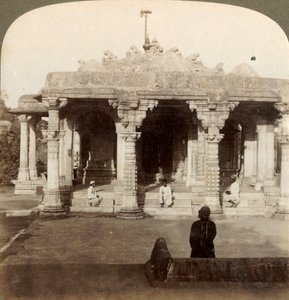 Superbi templi di marmo a Dilwarra, su Abu, la montagna sacra dei Jainisti, India, 1903 da Underwood and Underwood