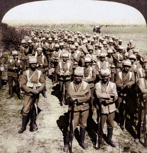 La Brigata delle Guardie in marcia verso Kroonstadt, Sudafrica, Guerra Boera, 1900 da Underwood and Underwood