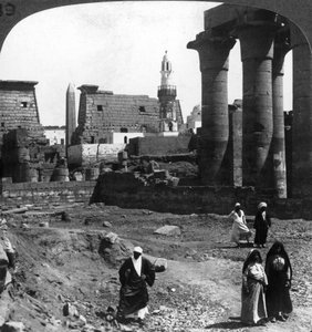 La moschea musulmana nel cortile del Tempio di Luxor, Tebe, Egitto, 1905 da Underwood and Underwood