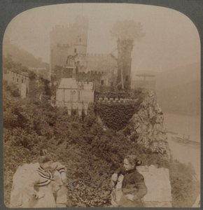 Il Rheinstein, il più pittoresco dei castelli renani - N. dal muro S. del bastione, Germania da Underwood and Underwood
