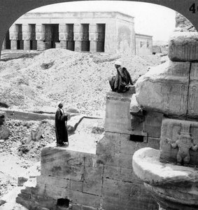 Il bellissimo Tempio di Hathor a Denderah, Egitto, 1905 da Underwood and Underwood