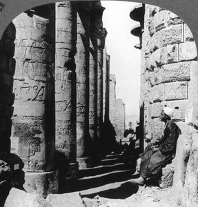 La famosa colonnata nel grande Tempio di Karnak, Tebe, Egitto, 1905 da Underwood and Underwood