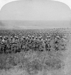 La brigata delle guardie marcianti su Brandfort, Guerra Boera, Sud Africa, 1901 da Underwood and Underwood