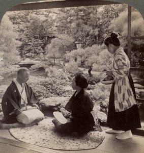 I giardini della casa del Sig. Y Namikawa, leader nelle industrie artistiche, Kyoto, Giappone, 1904 da Underwood and Underwood