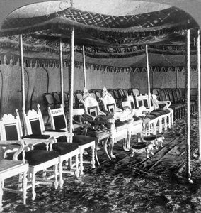 Il baldacchino dorato nella tenda del Durbar del Maharaja del Kashmir, Delhi, India, 1903 da Underwood and Underwood