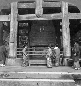 La grande campana del Tempio Chion-in, Kyoto, Giappone, 1904 da Underwood and Underwood
